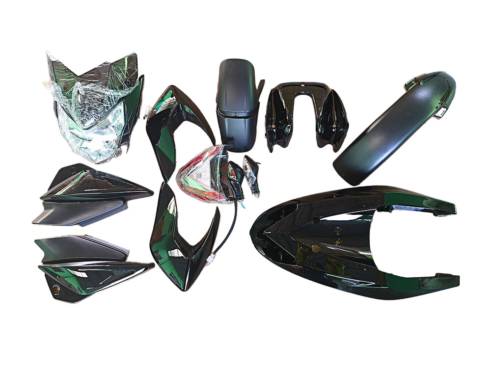 KIT PLASTICO NEGRO PULSAR135